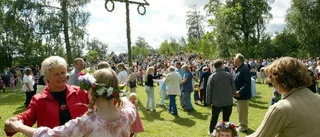 Midsommarfiranden med sång och dans