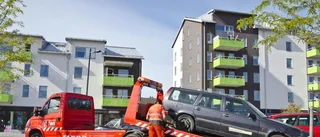 Skrotbil dumpades på torget