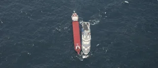 Läckande fartyg fraktas till hamn