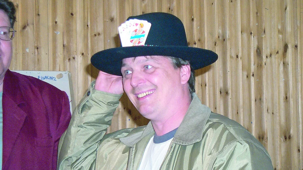 En riktig pokermästare bär slokhatt. Peter Edman har vinnargiven i brättet.