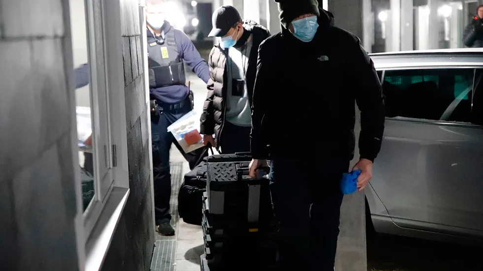 Polis i Holbæk i samband med de polistillslag i fjol som gjorde att 13 personer greps misstänkta för att ha planerat terrorbrott. Tre av dem har nu dömts. Arkivbild.