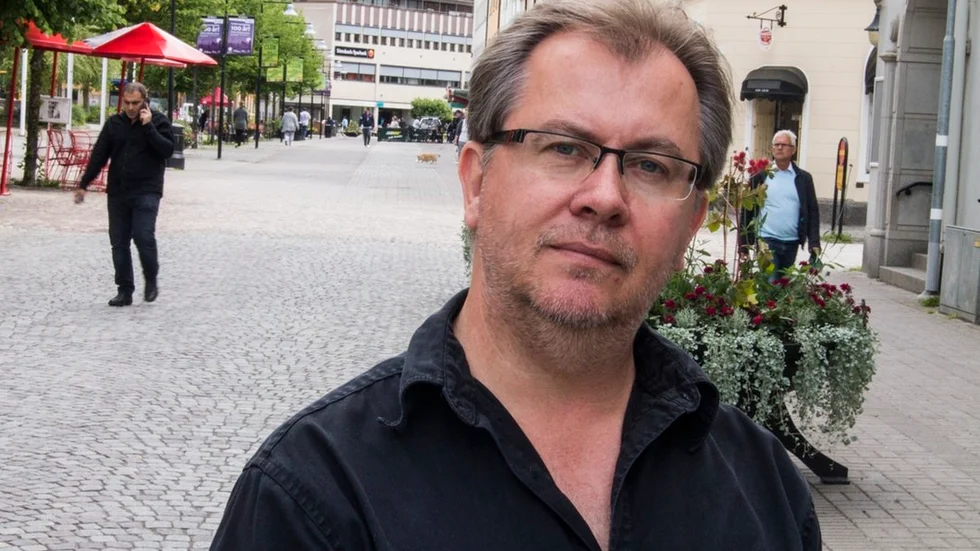 Vänsterpartiet vill avskaffa delade turer och prova att införa sex timmars arbetsdag, skriver Tony Rosendahl, gruppledare.