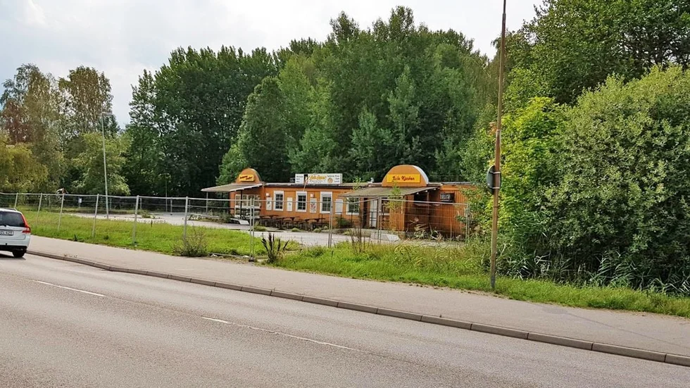 Gamla kiosken som ligger mitt emot Konsum i Skogstorp förfaller alltmer.