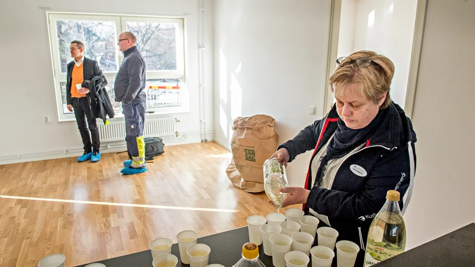 Förhandsvisning av Kustbostäders första nytillskott på länge. Uthyraren Helena Appelkvist häller upp cider till de som fick tillträde till förhandsvisningen.