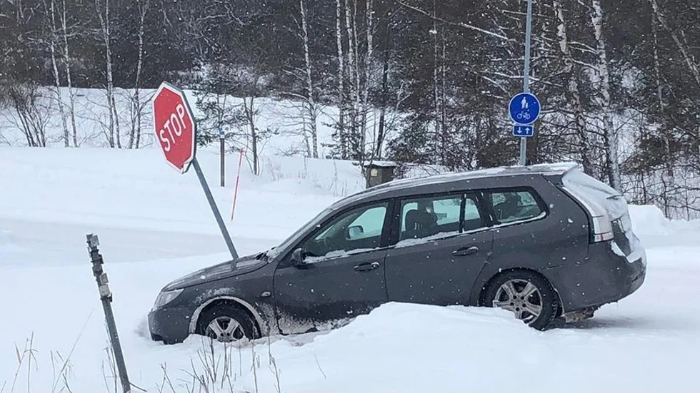 När snön plogats blir det halt innan sandning. På Kalkbruksvägen i Vagnhärad var det glashalt under torsdagsmorgonen.