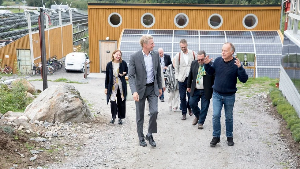 Tillsammans med lokala företrädare för miljöpartiet besökte finansmarknads- och konsumentminister Per Bolund (MP) ETC Solpark i Katrineholm. Johan Ehrenberg till höger, ansvarig utgivare av tidningen Dagens ETC och grundare av Solparken gav ministern en snabbvisning av anläggningens verksamhet.