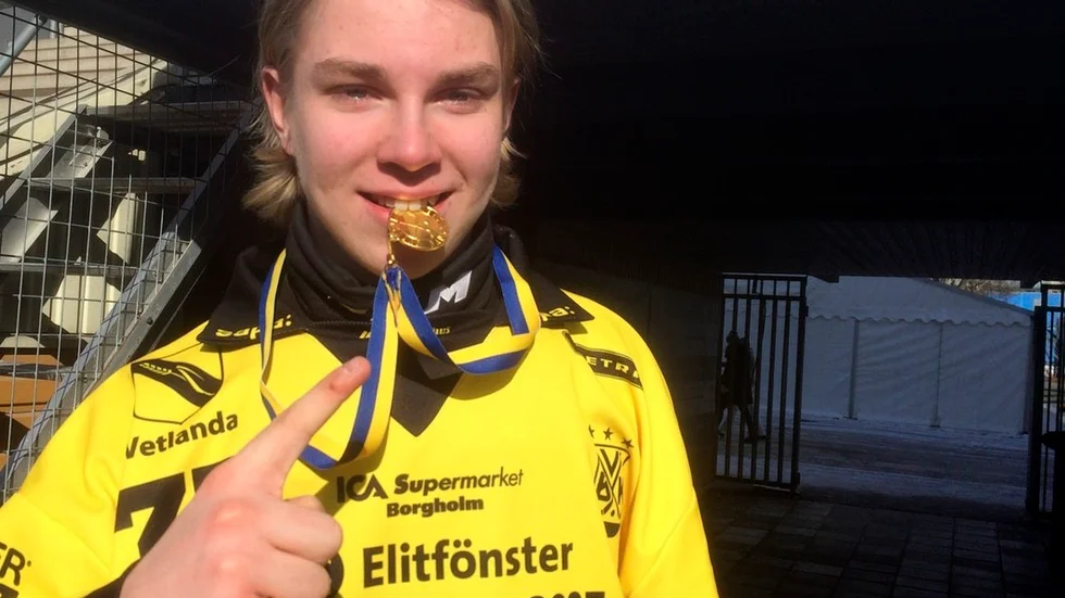 Joel Rydergren med SM-guldet på Studenternas i Uppsala efter straffavgörandet i finalen mot Edsbyn.