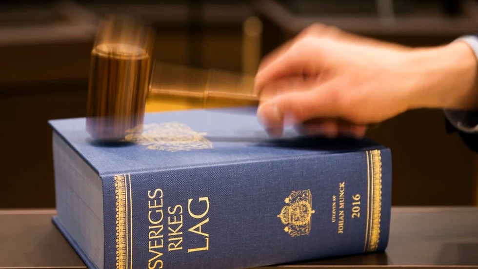 Chefsåklagaren menar att 25-åringen blir överkompenserad om han får ekonomisk ersättning.