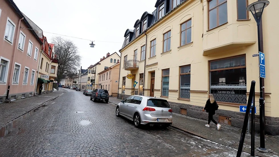Två män har anmält att de blev misshandlade på Hospitalsgatan i centrala Strängnäs strax efter midnatt i fredags.