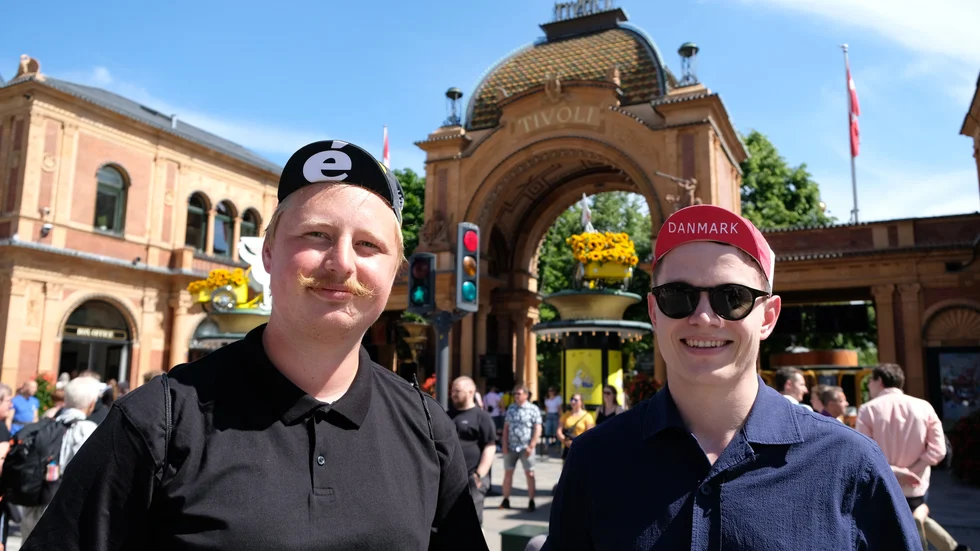 Århusborna Bastian och Jesper har tagit sig till Köpenhamn för att se den första etappen av världens största cykeltävling Tour de France, som i år startar i den danska huvudstaden.
