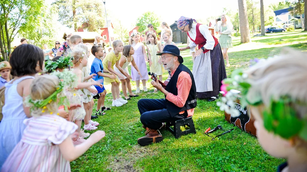 Henrik & Edith stod för underhållningen vid midsommarfirandet i hembygdsparken i Bureå.
