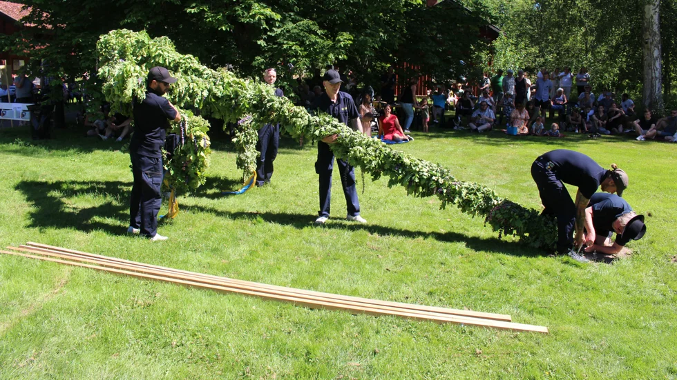 Räddningstjänsten i Hultsfred var med och reste midsommarstången i Hultsfreds Hembygdspark. När de var klara med uppdraget inleddes den traditionsenliga dansen.