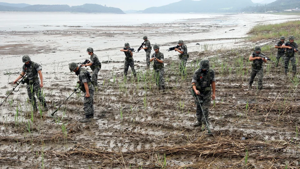 USA:s politik ska bli närmre det internationela fördrag som förbjuder personminor. Arkivbild från Sydkorea där man letar efter landminor.
