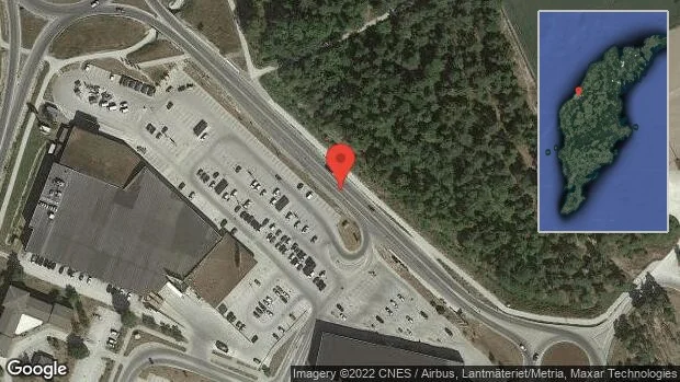 En personbil i trafikolycka på väg 143