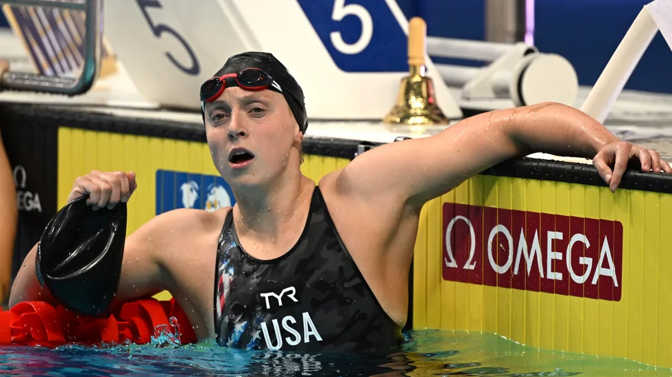 Katie Ledecky skrev historia när hon tog sitt femte raka VM-guld på 800 meter fritt.