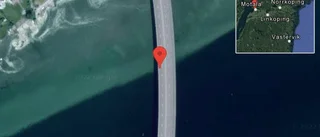 Personbil stillastående på väg 50 - problem i trafiken