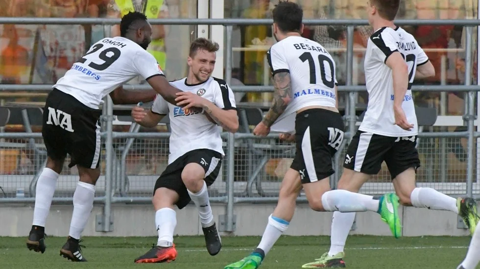 Filip Rogic och lagkompisarna i Örebro jublar efter ett mål mot Kalmar.