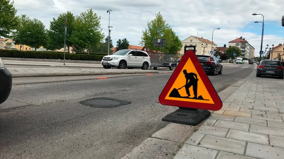 Den slitna vägbanan vid Rådhusbron ska få ny asfaltsbeläggning.