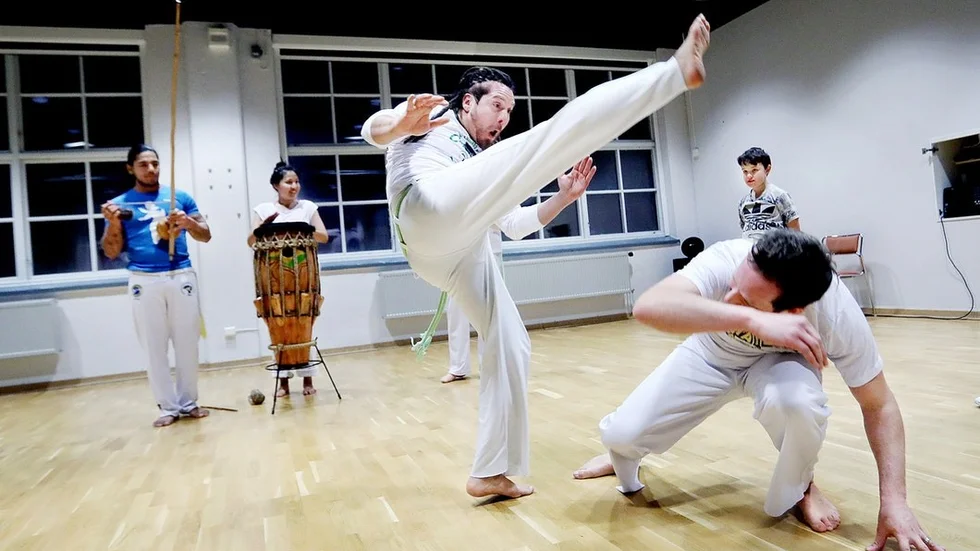 Capoeira är en dansliknande kampsport med musik och sång.
