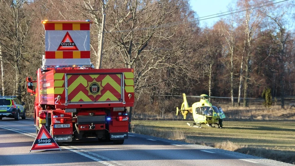 En man fördes till sjukhus med ambulanshelikopter till Karolinska. Den andra fördes till Mälarsjukhuset med ambulans men avled av sina skador.