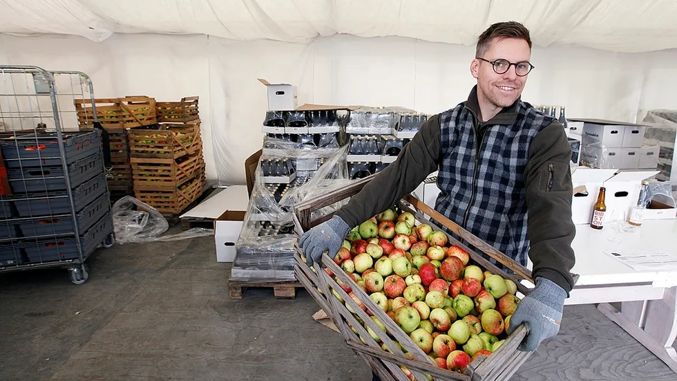 Cidermakaren Johan Sjöstedt med råvaran till den prisbelönta cidern.– Vår är ju 100 procent äpple, säger han.