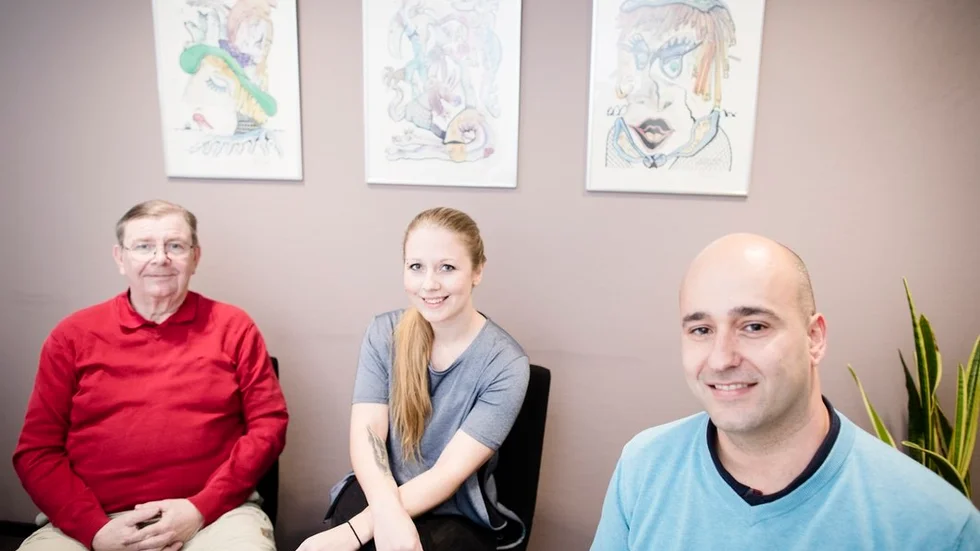 Hedersordförande Ulf Wedberg, nya ordförande Emelie Trolin och styrelseledamoten Milos Smitran vill försöka att reda ut och förklara vad som pågår inom KIF efter att hela styrelsen har hoppat av och ersatts med en helt ny styrelse.