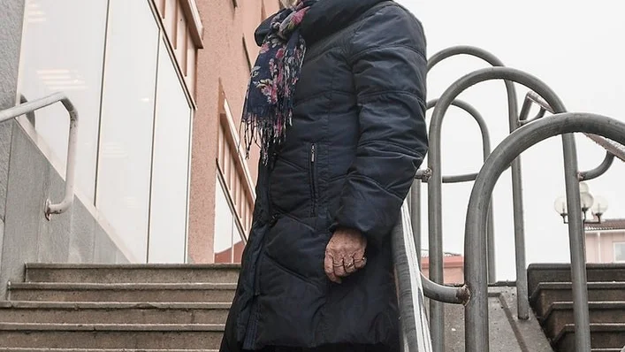 Gun-Britt Solberg får stipendiet "Årets kvinna 2017". Utmärkelsen delas ut av Flen-Malmköpings Zontaklubb.