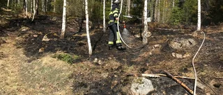 Gräsbrand nära hus i Ålberga – räddningstjänsten avråder från att elda