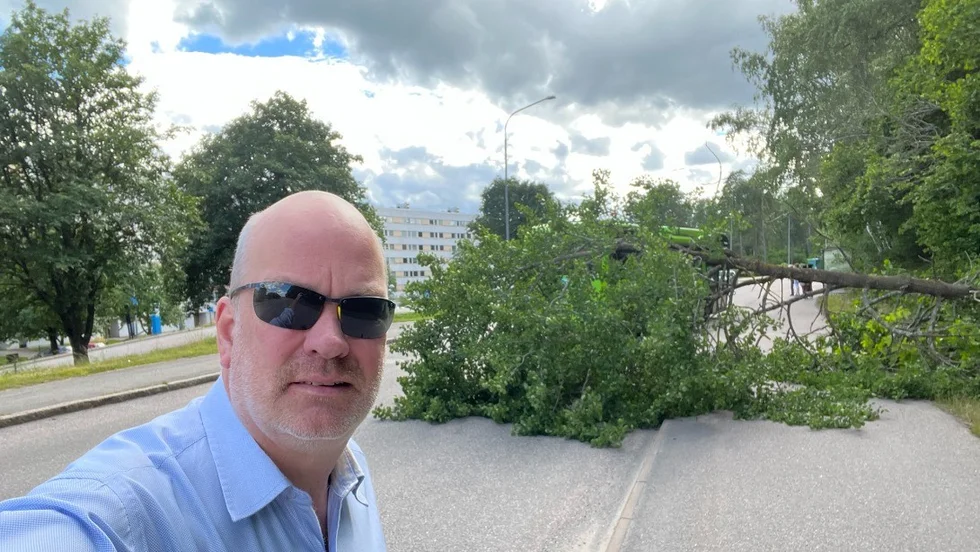Rickard Andersson var sekunder ifrån att få trädet på sig när han kom cyklandes på Brandskärrsvägen i Nyköping.