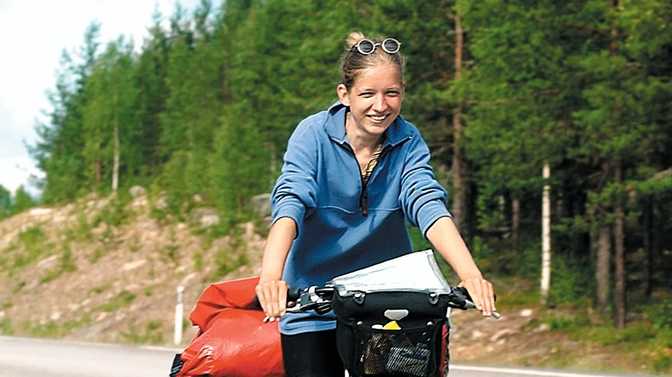 Envis som gatan. Deborah Hoheisel, 19 år, har under en dryg månad cyklat genom nästan hela Sverige. På vägen hem tänker hon cykla genom Finland. 