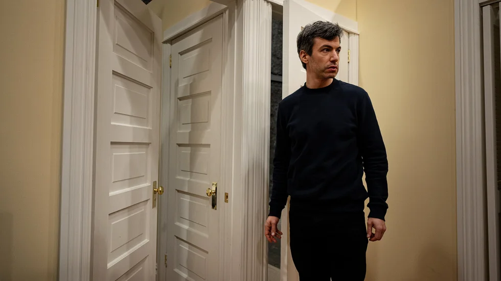 Den kanadensiske komikern Nathan Fielder bygger upp hela världar med kulisser, skådespelare och diagram för att förbereda de medverkande i "The rehearsal" inför tuffa ögonblick. Pressbild.