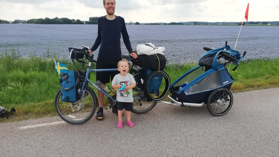 Här rullar innebandydomaren Erik Palmertz och sonen Pontus in över de uppländska slätterna, ett par månader efter starten över Roms kullar. Sista stoppet blev i Örsundsbro, där de övernattade hos en domarkollega.