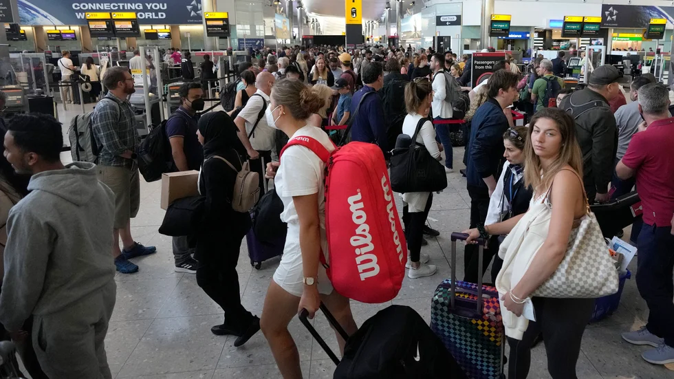 Flygpassagerare som köar på Heathrows flygplats.
