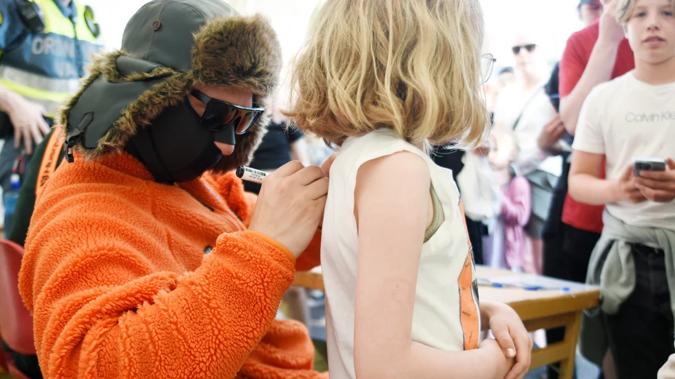 När Hooja mötte fans på Kirunafestivalen ringlade köerna långa när fansen ville möta sin idol. 