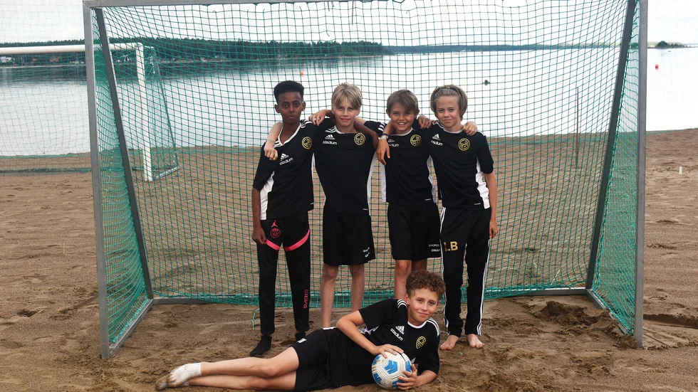 Delar av laget Strandraggarna. Från vänster: Adam Mogos, Elmer Stenman, Junior Ek, Leo Brännström. Liggandes: Teddy Hedström.
