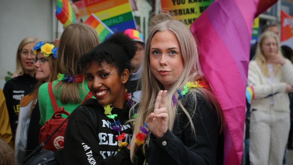 Semhar Melke och Fanny Lundgren deltog i prideparaden längs Storgatan.