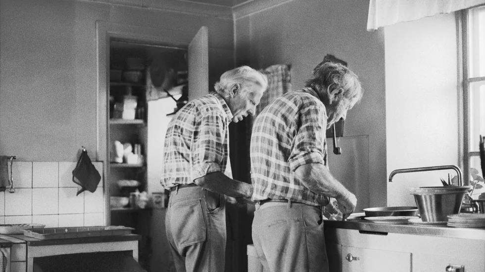 Fotografen Thomas Wester fotograferade bröderna Sven och Gösta under 32 år. Här ses bröderna ta hand om disken. Rinnande vatten var en av gårdens få bekvämligheter.
