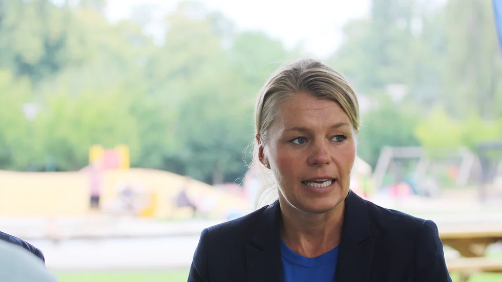 Sophia Jarl har inte fått några signaler om att Ostlänken ska läggas i malpåse.
