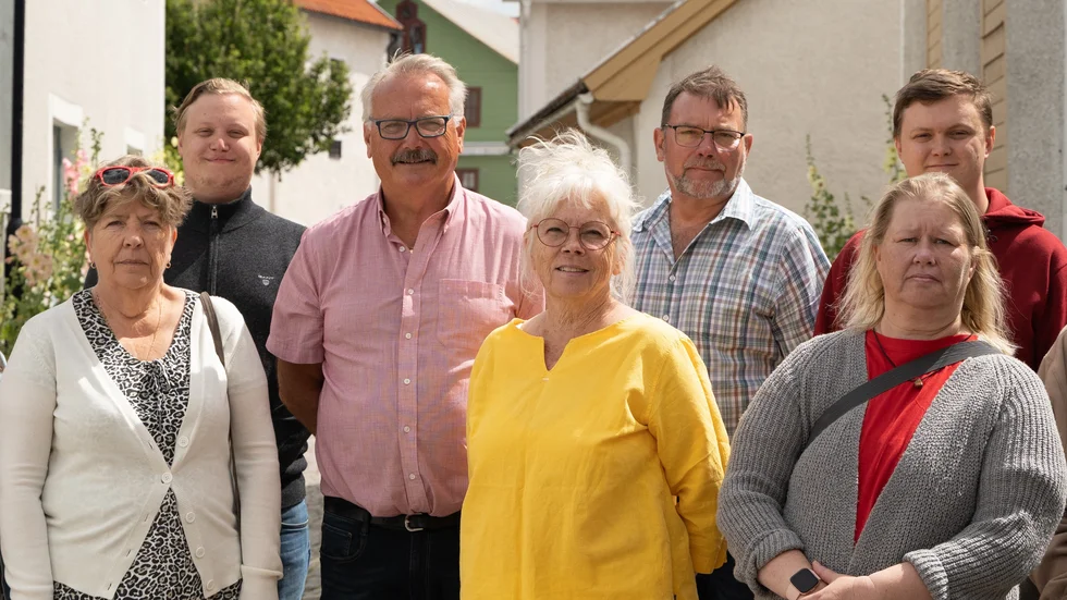 Tuula Ravander (tvåa från vänster) ser här tillsammans med några av S toppkandidater i kommunvalet i höst: Pia Dingsten, Marcus Fröderberg, Kenneth Johansson, Karin Åkeby, Peter Abrahamsson, Åsa Dahlin, Alexander Fröderberg och den nyinflyttade S-medlemmen Julia Tegsjö.