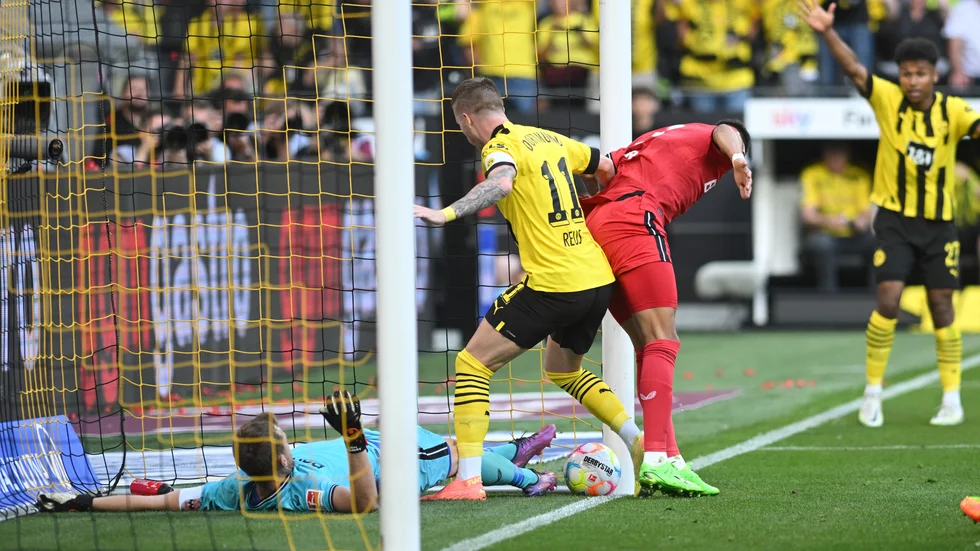 Marco Reus, i mitten, trycker in 1–0 för Dortmund.