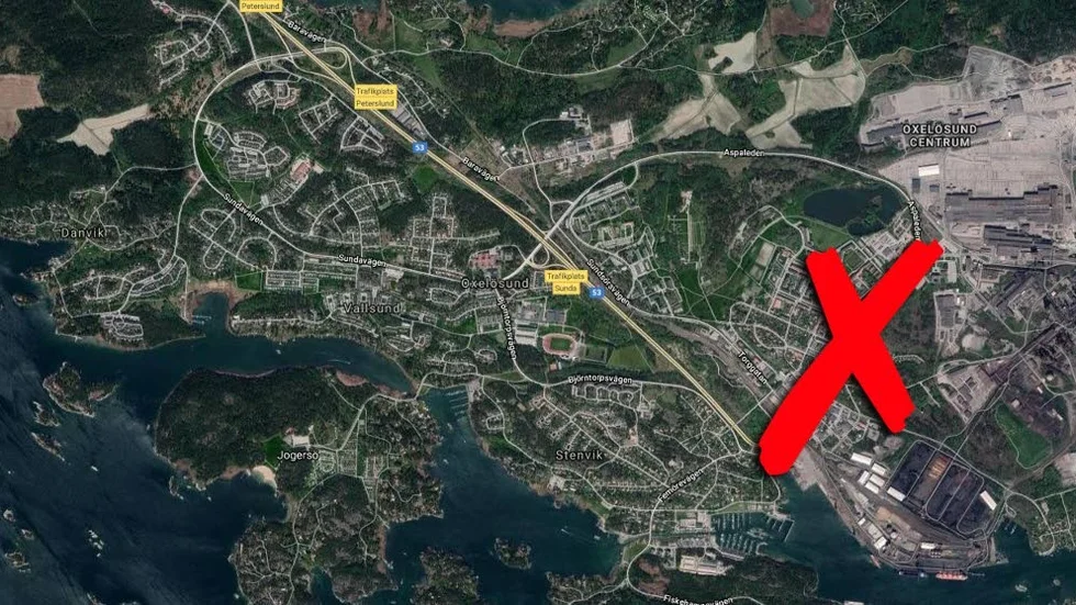 En tvåårig flicka fastnade i en hiss i Oxelösund på måndagen.