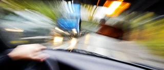 Drack öl och whiskey under bilfärd på motorvägen