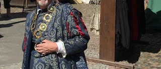 Dansande historiebok gästar teatern