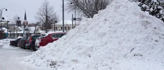 Kommunen kör undan snöhögarna - en del får våren ta hand om