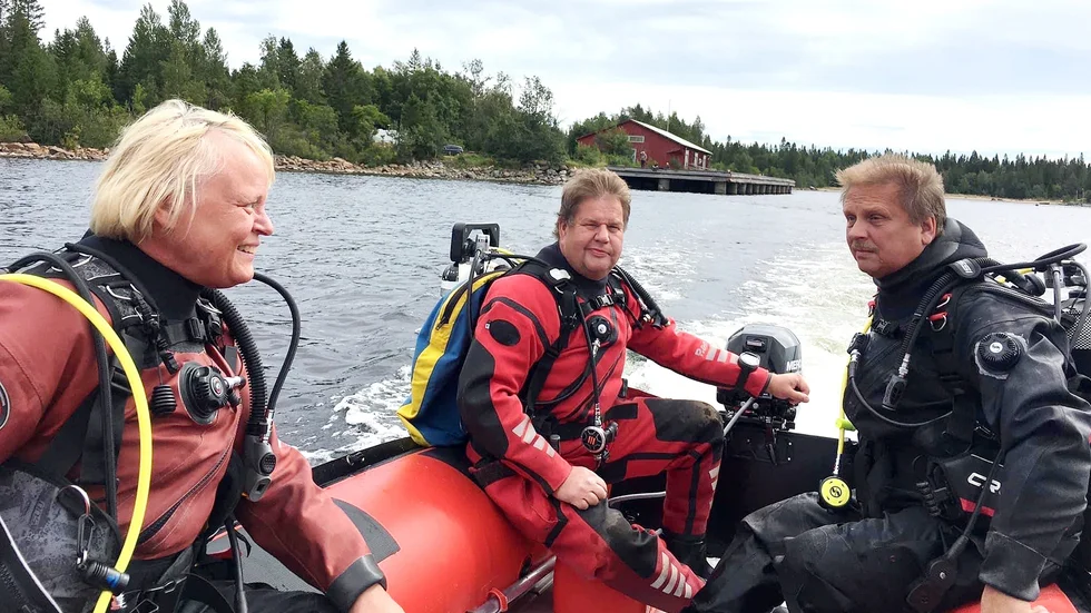 Eva Lindberg, Roland Lindblom som är ordförande i Skelleftebottens Dykarklubb och Tommy Lindberg, på väg ut till Craigland, ett vrak utanför Bjuröklubb.