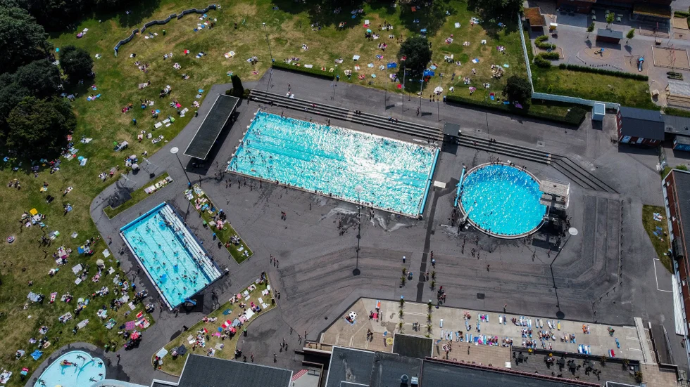 Här drunknade treåringen förra sommaren. Trots många badande kunde den lille pojken inte räddas. Olyckan inträffade i den mindre rektangulära bassängen till vänster i bild.
