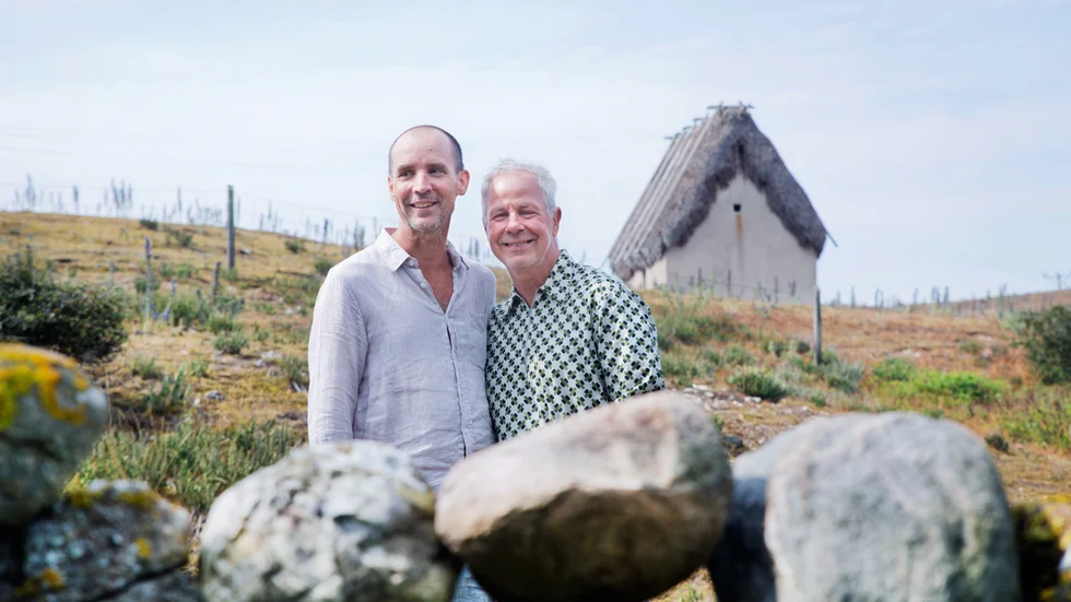 Paret Håkan Mattsson och Lars Johansson lever i sin dröm tillsammans. När de var yngre levde de ett annat liv ”Vi var bägge gifta med varsin fru och barn i samma åldrar”, berättar Håkan.