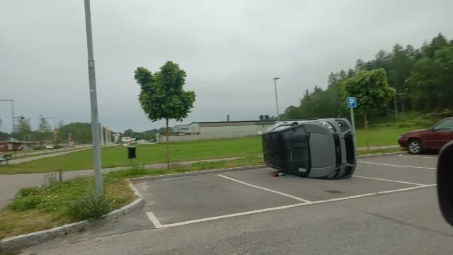 Göran Ahlström väcktes av polisen som meddelade att sonens mopedbild välts omkull i Gnesta under natten till lördagen.
