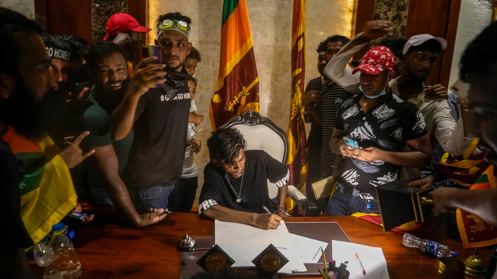Premiärministerns kontor är den senaste regeringsbyggnaden att stormas av regeringskritiska demonstranter i Sri Lanka.