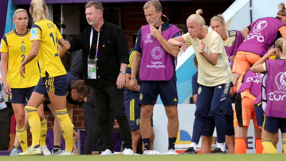 Skadade lagkaptenen Caroline Seger intog en minst sagt aktiv roll på bänken under mötet mot Portugal.